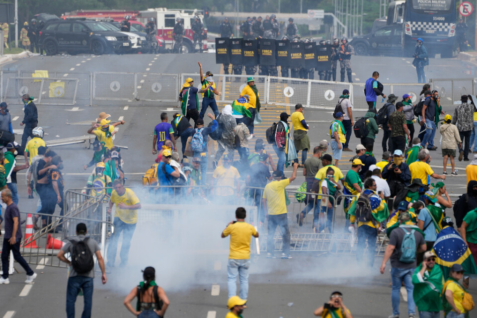 Polis kunde inte stoppa anhängare till den tidigare presidenten Jair Bolsonaro från att ta sig in i bland annat kongressbyggnaden i Brasiliens huvudstad Brasilia.
