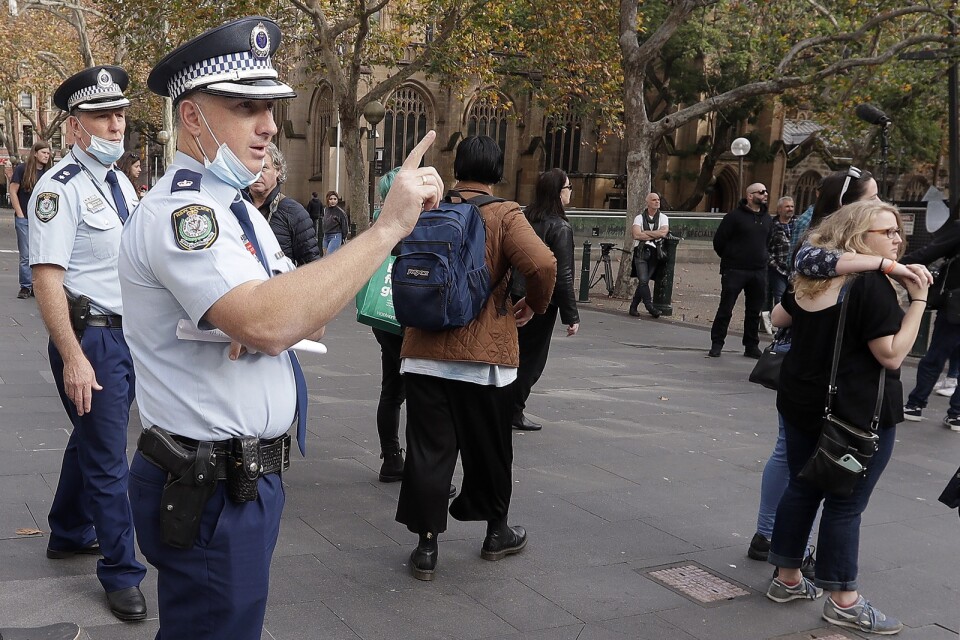 Australiska poliser räknar demonstranter vid ett möte i Sydney, som ligger i delstaten New South Wales. Arkivbild.