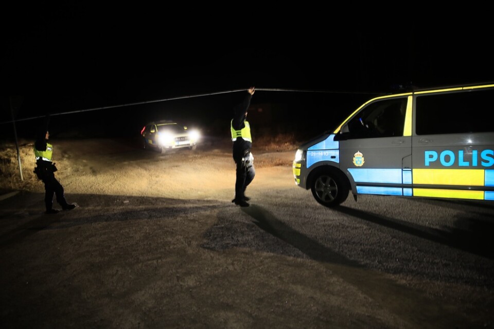 Medan bilbranden släcktes hittades tre döda personer. Polisen arbetar nu med spårning i området strax norr om Uppsala.