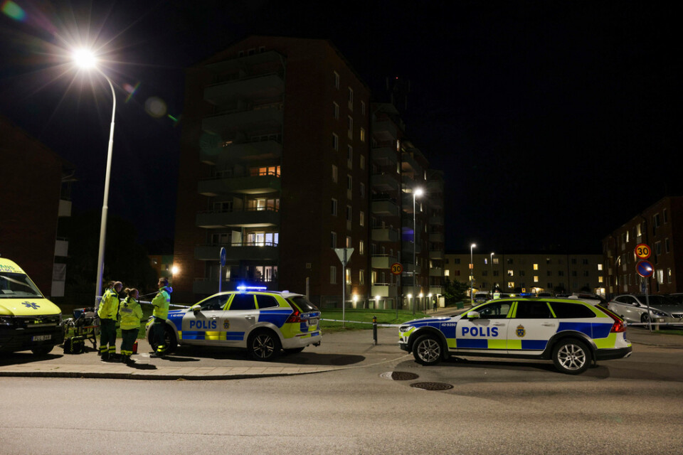 Någon eller några har skjutit mot fönster på ett bostadshus i Norrköping.