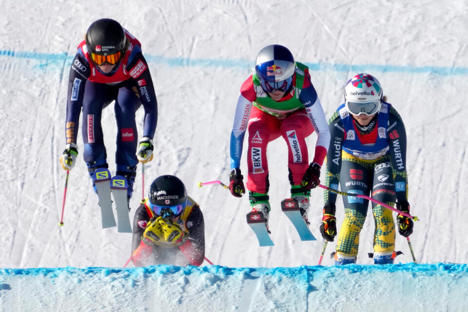 Schweiz Fanny Smith (tvåa från höger) och Daniela Maier (längst till höger) får dela på OS-bronset i skicross efter att Cas meddelat sitt beslut i skidbråket. Arkivbild.