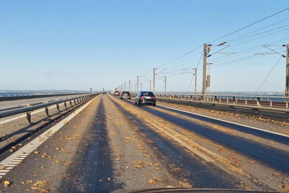På torsdagsmorgonen låg mängder med sönderkörd potatis på bron över Stora Bält i Danmark. En chaufför har anhållits.