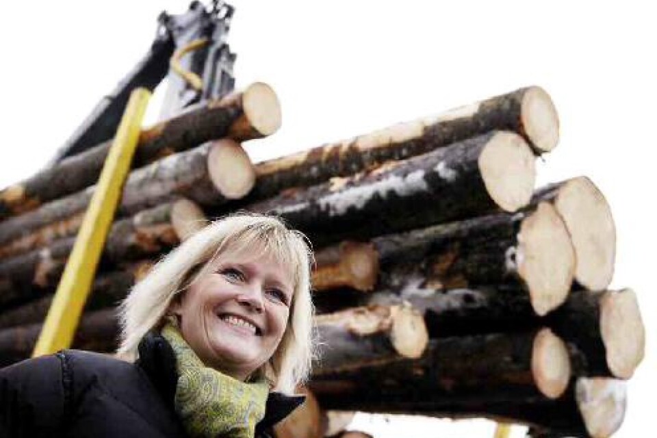 Ulrica Messing fick beröm för sin lyhördhet för skogsbrukets problem efter stormen Gudrun när hon i går var med på en Södraexkursion där ett omvälvande år kunde summeras. Foto: Urban Nilsson