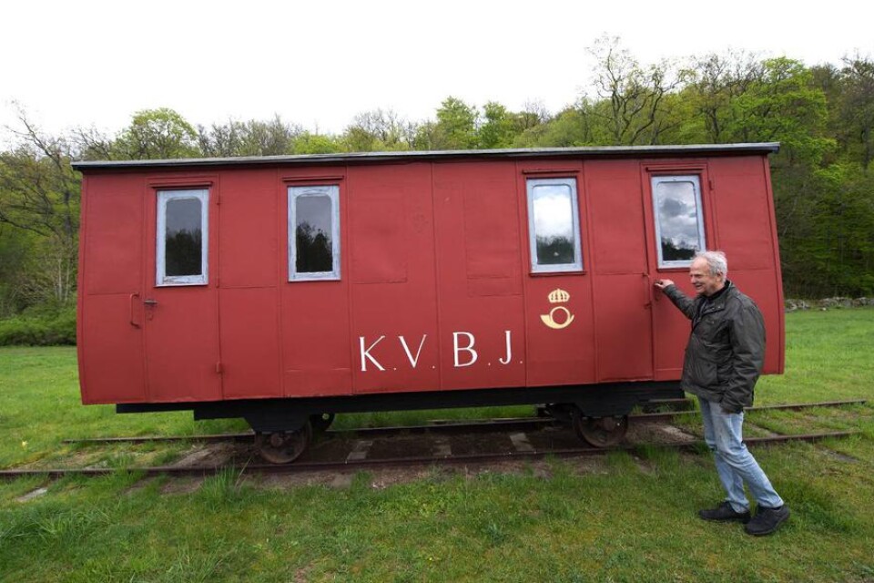 På resa. I Hovmansbygd finns en järnvägsförening som renoverar gamla järnvägvagnar, som den här postvagnen. Förr var järnvägen viktig för områdets industri, numera är banan omgjord till cykelväg.