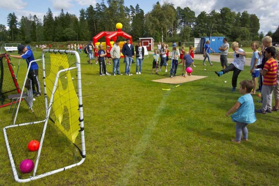 En populär aktivitet under dagen var prickskjutning med fotboll. Hampus Svensson siktade och satsade på högsta möjliga poäng.