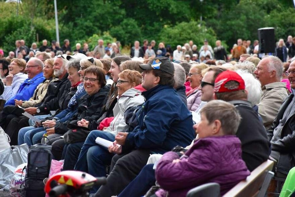 En stor publik samlades i Linnéparken under måndagskvällen. Foto: Nadia Hagberg