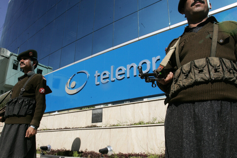 Vakter framför telebolaget Telenors kontor i Pakistan. Arkivbild.