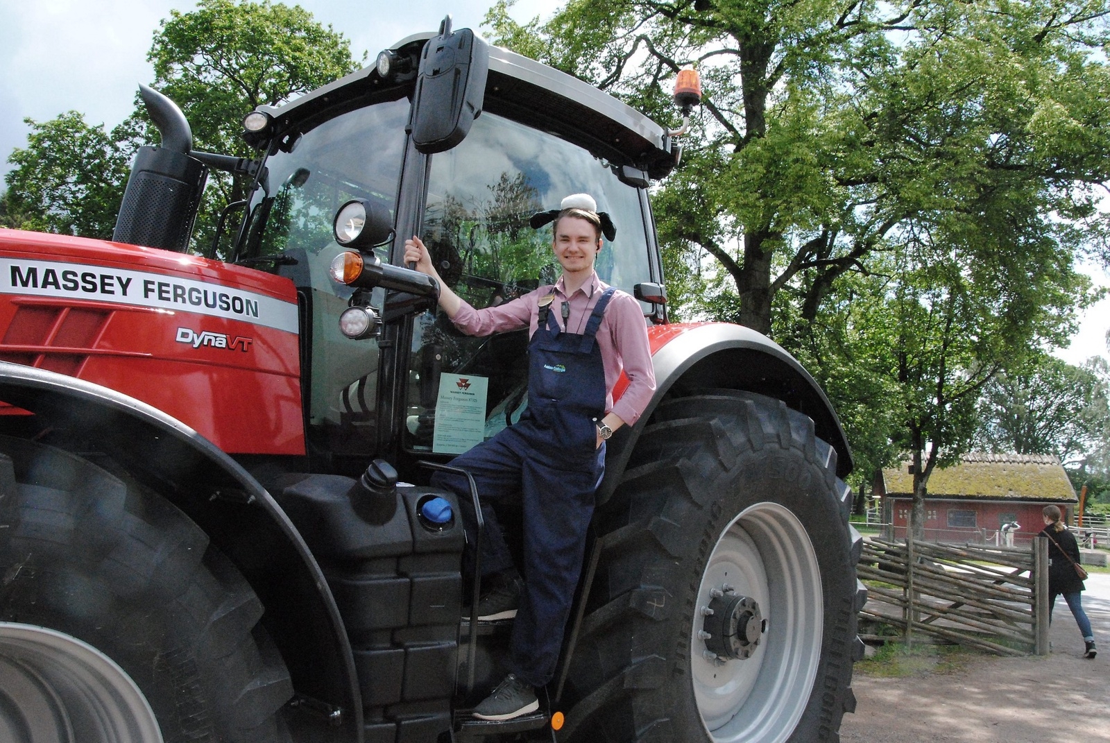 Äventyrschefen på Skånes djurpark, Glenn André Viste Bøe hoppas att traktorns dag ska bli ett återkommande evenemang. Foto: Tobias Lagerholm