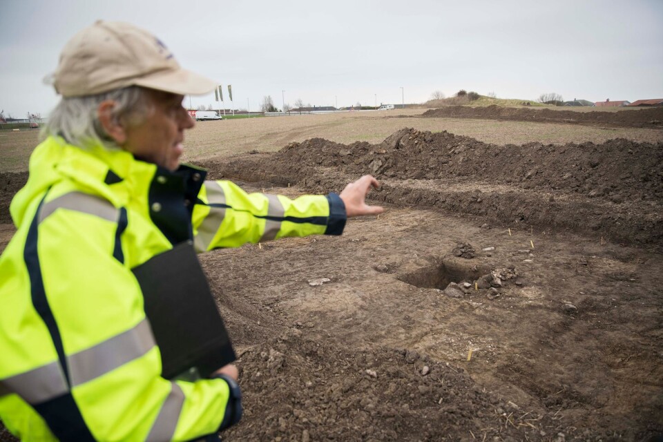 Arkeologen Mats Anglert och hans kollegor har hittat resterna av en stor gård som låg i den medeltida byn Lilla Tvären. Gårdsägaren tror ha byggt det intilliggande kapellet.