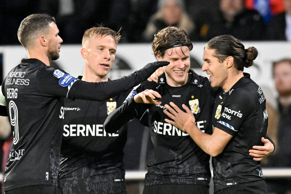 IFK Göteborgs Gustaf Norlin (2:a från vänster) gratuleras av lagkamraterna efter 3–1-målet mot Värnamo.