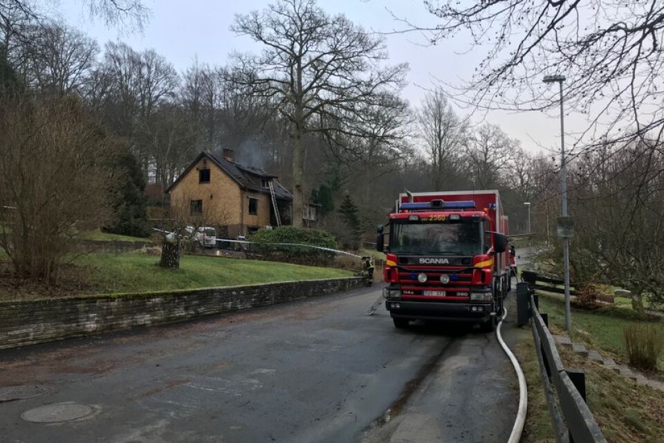 På tisdagsförmiddagen fortsätter eftersläckningen av villabranden i Tormestorp där en man hittades avliden vid midnatt natten till tisdagen.