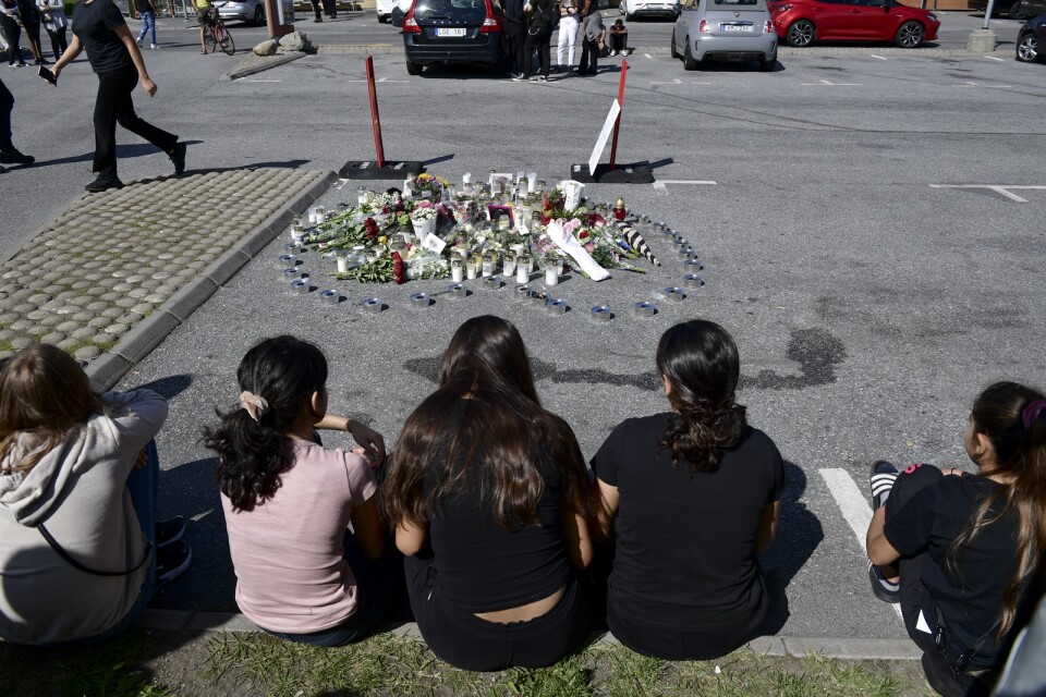 Barn samlas vid minnesplatsen där en tolvårig flicka sköts ihjäl i Hallunda i Botkyrka, söder om Stockholm. Arkivbild.