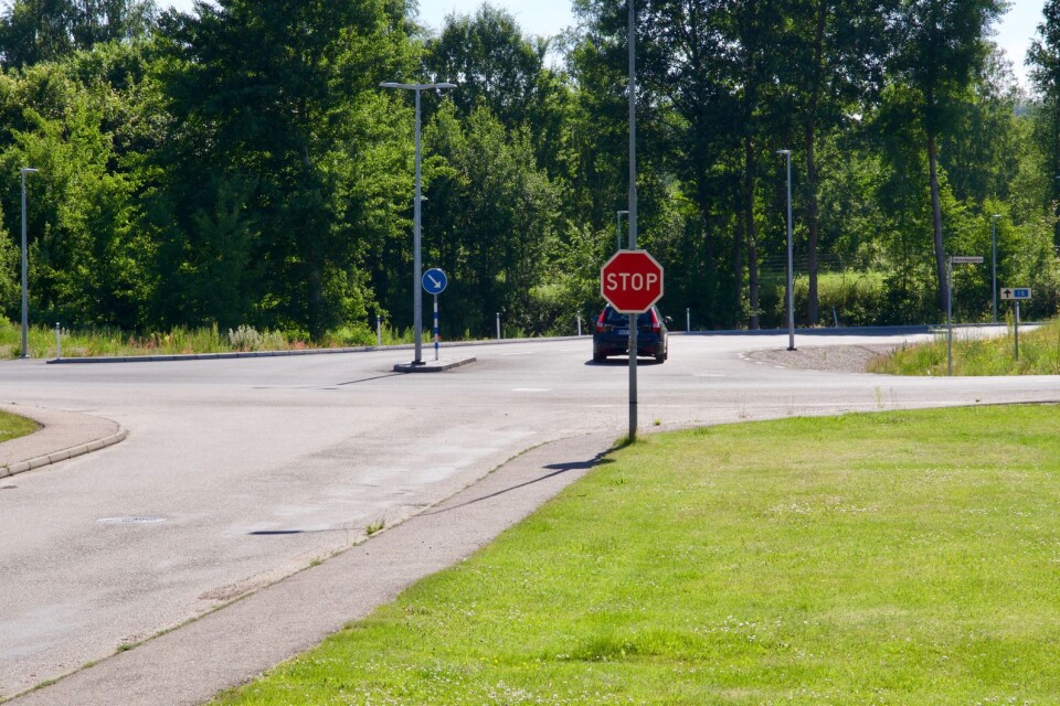 Stopplikt för bilar på väg från Halen i korsningen med Järnvägsgatan är inte korrekt sedan den nya infarten blev klar. Nu ryker stoppskylten och det blir lämna företräde för trafik på Järnvägsgatan.