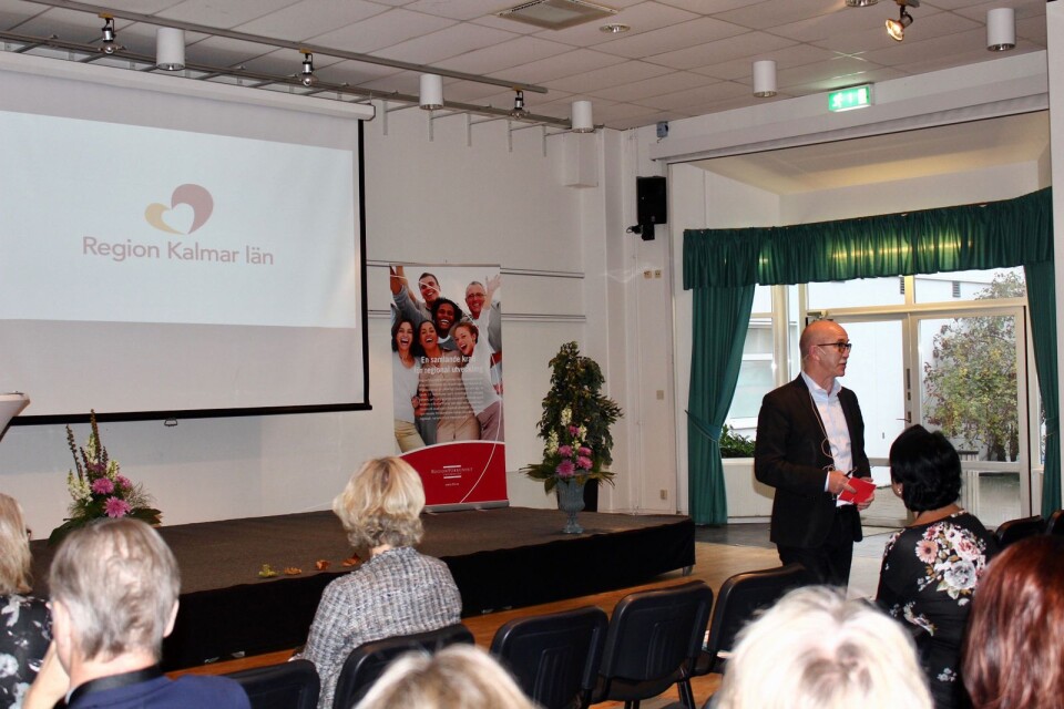 Anders Henriksson (S) talade om den nya organisationen, Region Kalmar. Den nya loggan liknar ett hjärta.