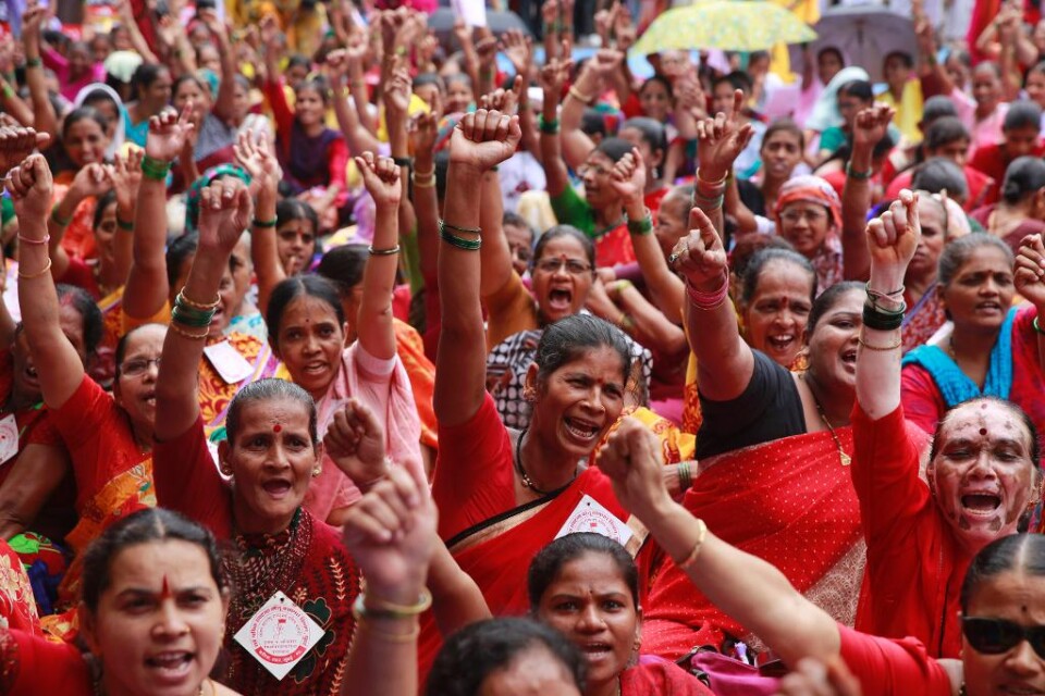 Miljontals indiska arbetare har gått ut i strejk i protest mot de reformer av arbetslagstiftningen som premiärminister Narendra Modis regering föreslagit. - Den här strejken är en påminnelse till regeringen att den måste konsultera de miljontals arbetar