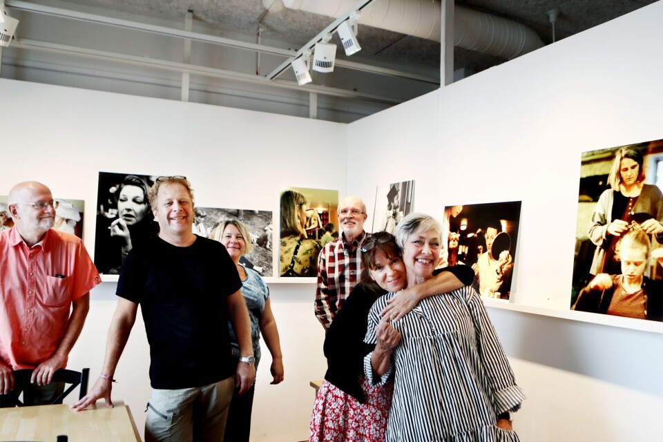 Idag, onsdags, invigs Lokalteaterns fotoutställning. Från vänster: Johan Sundholm, Mats Palmgren, Maria Kanje (producent på länsmuseet, Peter Lindskog, Ingel Trulsson-Sonnesjö och Lise Larsen.