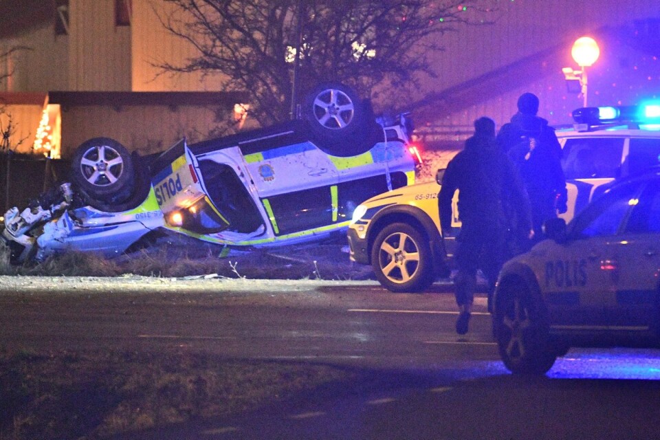 En polisbil har voltat under en biljakt i Malmö på tisdagskvällen. Två poliser skadades i olyckan som inträffade i de södra delarna av staden.