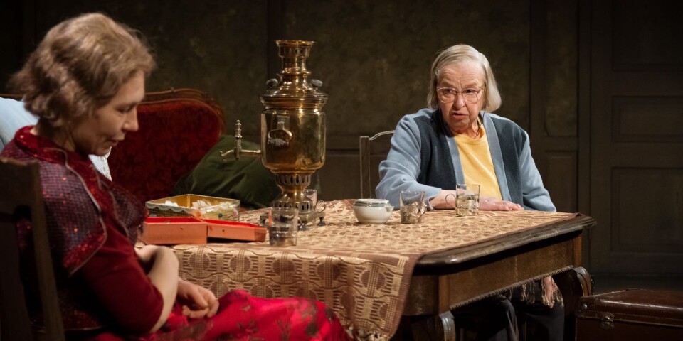 Siw Carlsson imponerar i absurt roliga pjäsen ”Tre lite äldre systrar”