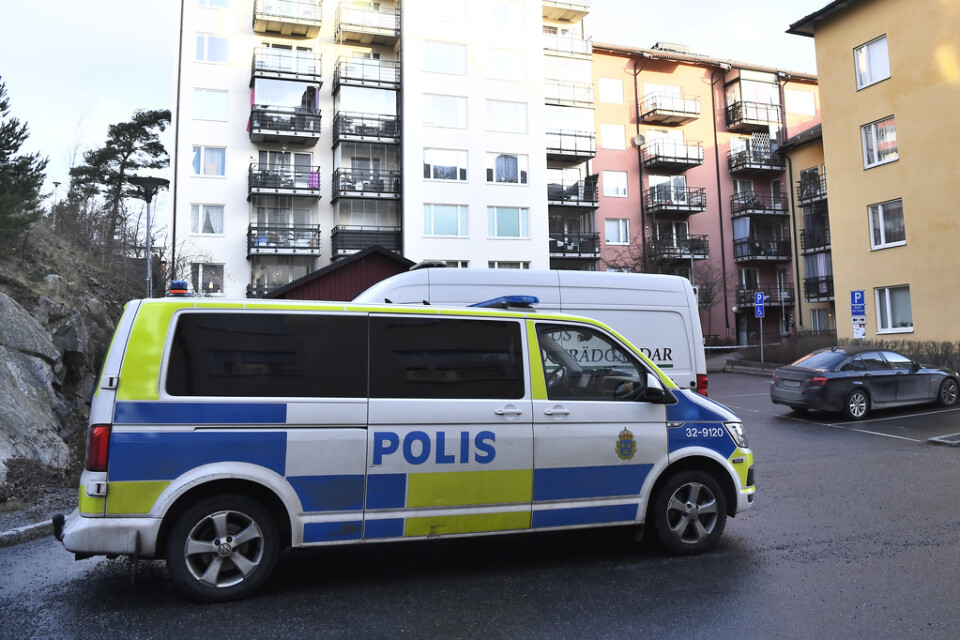 Polisen utreder ett misstänkt grovt brott i Skogås i Huddinge kommun, efter att ha fått larm om en skadad person i ett bostadshus.