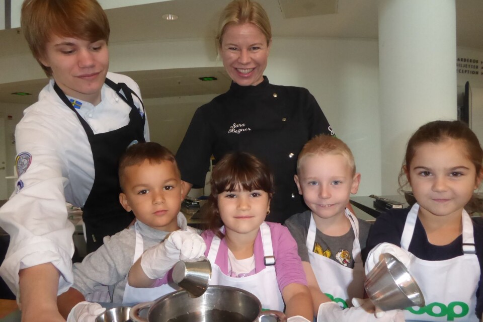 Unga kockar i aktion! Amar, Sofia, Wille och Nella från Lekparkens förskola i Alvesta tillagade tacofisk och äppelkaka med lite hjälp av kockarna Willy och Sara.