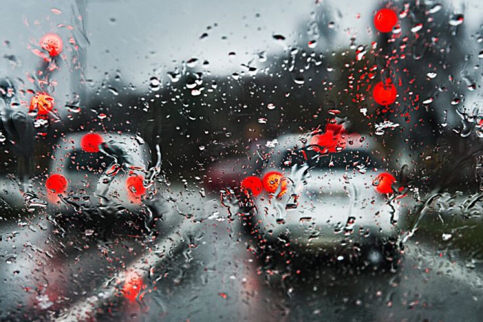 Snöblandat regn i kombination med minusgrader innebär ökat risk för halka på vägarna.