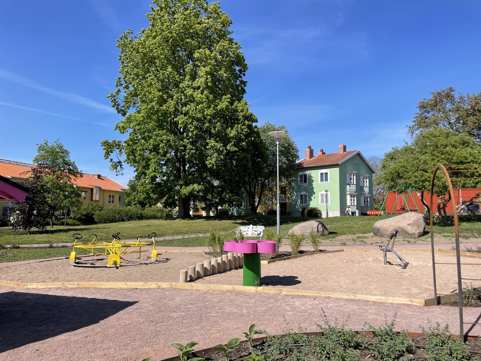 Den nya lekplatsen i Kalmar Rosenträdgård intill Krusenstiernska gården.