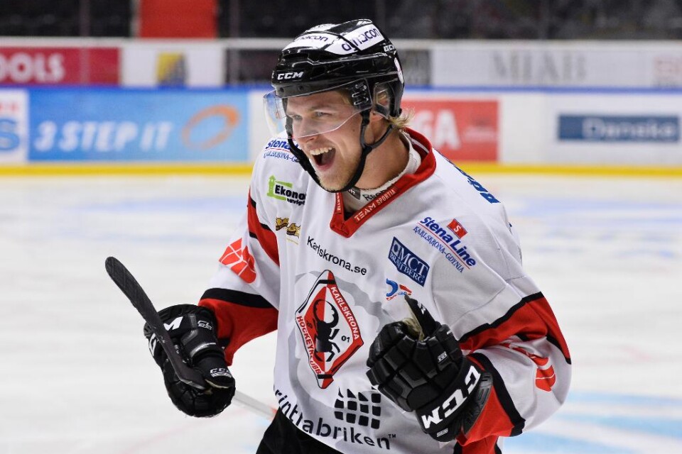 Hockeyforwarden Martin Janolhs blir kvar i Malmö. Men han byter från allsvenska Pantern till SHL-klubben Malmö Redhawks. 26-åringen var Panterns bäste målskytt den senaste säsongen. Han gjorde 18 mål och sammanlagt 30 poäng under säsongen. "Det känns jä