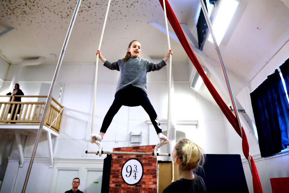 Almedina Martinovic är på Kulturskolans Nycirkus och står på en trapets i svindlande höjder.