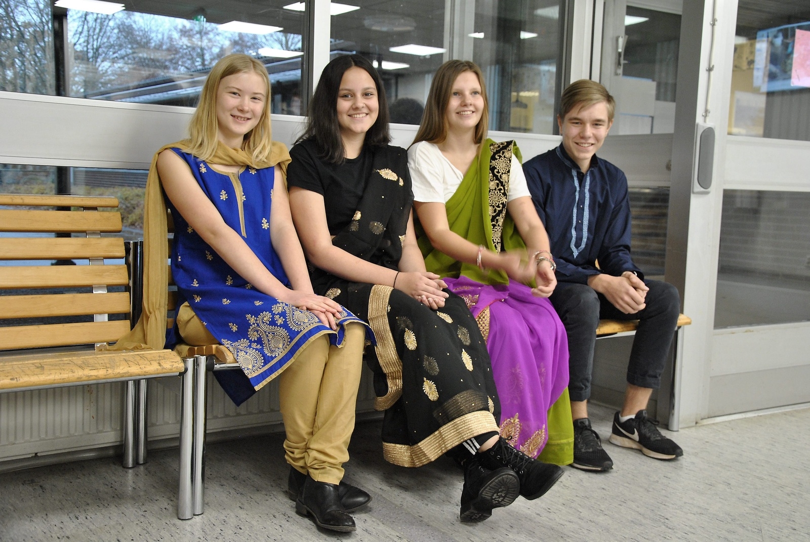 Felicia Lindberg, Embla Ydrefelt, Tilda Eriksson och Alexander Proos var några av eleverna som var med och besökte Indien. Med sig hem hade de förutom sina upplevelser var sin sari. 				               foto: Magnus Wahlström