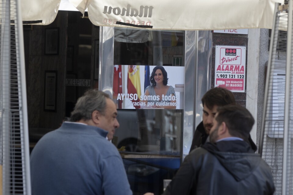 Madrids konservative regionpresident Isabel Díaz Ayuso har gjort sig populär bland många genom att motsätta sig striktare coronarestriktioner. Här syns hon på en hyllningsaffisch på en bar med texten "Tack för att du tar hand om oss".