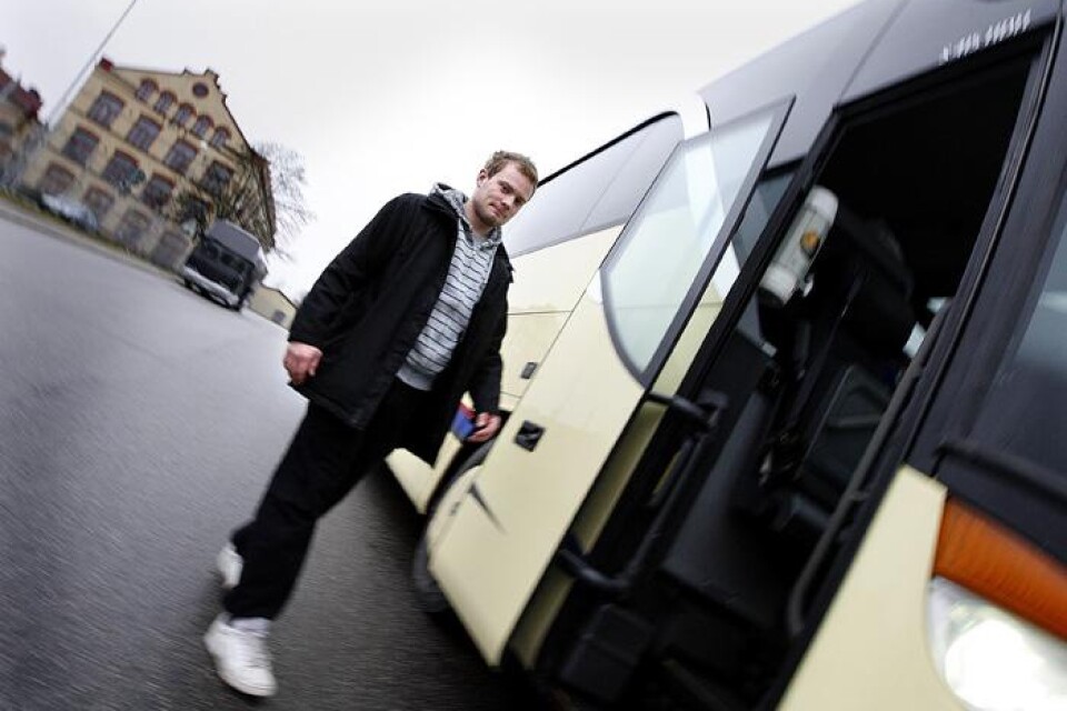 Klar för avresa. Markus Karlsson hoppar på bussen till Umeå i går morse.