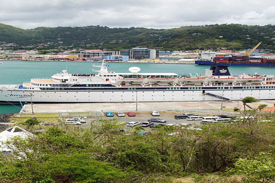 Kryssningsfartyget Freewinds i hamn i Castries, huvudstaden i Saint Lucia.