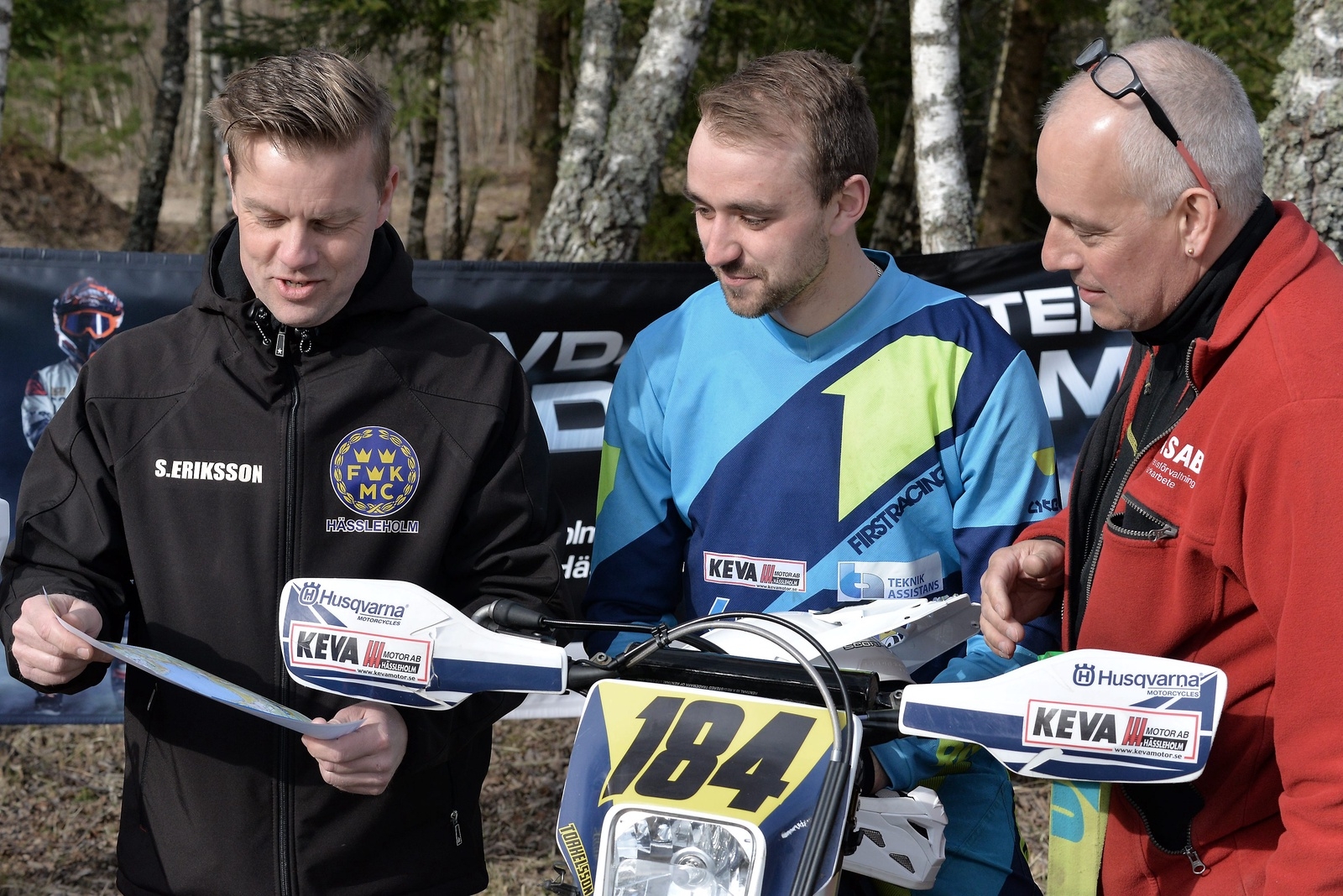 Stefan Eriksson (ordförande FMCK), Marcus Torkelsson (förare) och Michael Christofersson (markansvarig) kollar på kartan inför första SM-deltävlingen i enduro på Hovdala.
