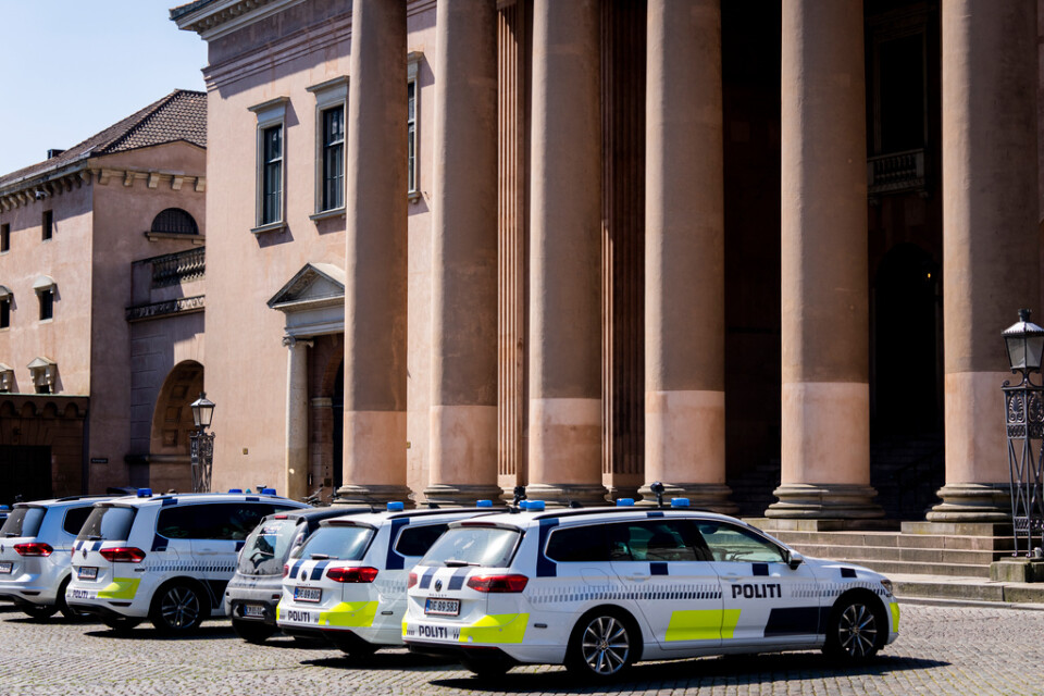Stor polisiär närvaro utanför Köpenhamns byret i samband med rättegången mot 23-åringen. Arkivbild.