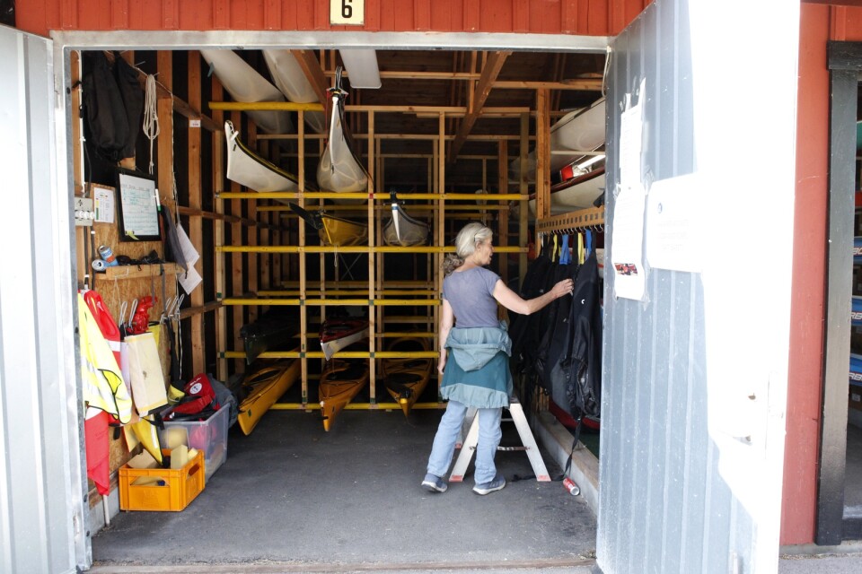 Havskajakerna plockas ut från förrådet och diverse utrustning packas ned. Det är onsdag vilket betyder kajakpaddling för medlemmarna på Kalmar kanotklubb.