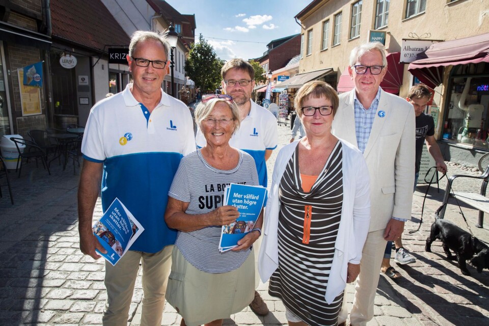 Bild från Liberalernas valspurt. Från höger Per-Olof Lind (nr 1 på listan), Karin Olsson Lindström (3), Måns Axkull (8), Anne-Marie Fasth (4) och Urban Fasth (2).