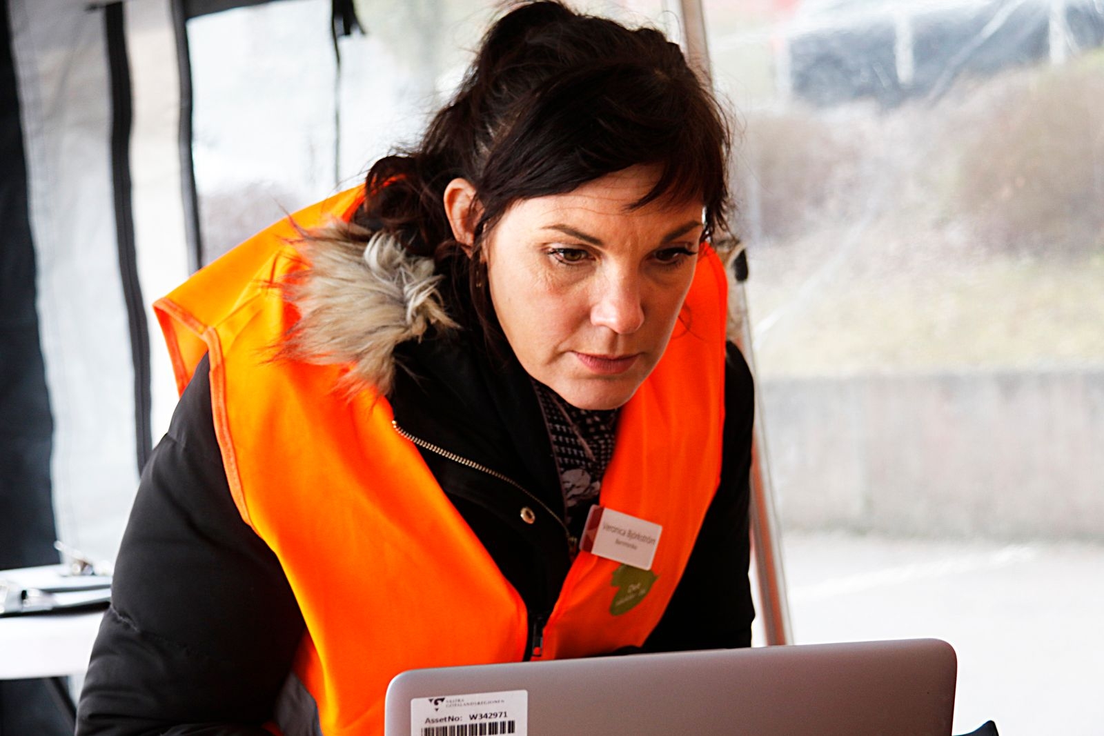 Veronica Björkström jobbar som barnmorska i bland annat Ulricehamn. Innan undersökningen kollar hon upp personen i en databas för att se om det är dags att ta cellprov.