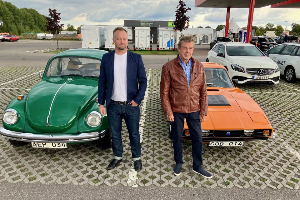 Peter Sjöström och J-O Nilsson från Färjestaden är med och firar Ölandsbrons 50 år med sina bilar från 1972. Peter har en Folkvagn 1302 och J-O en Saab Sonett 3.