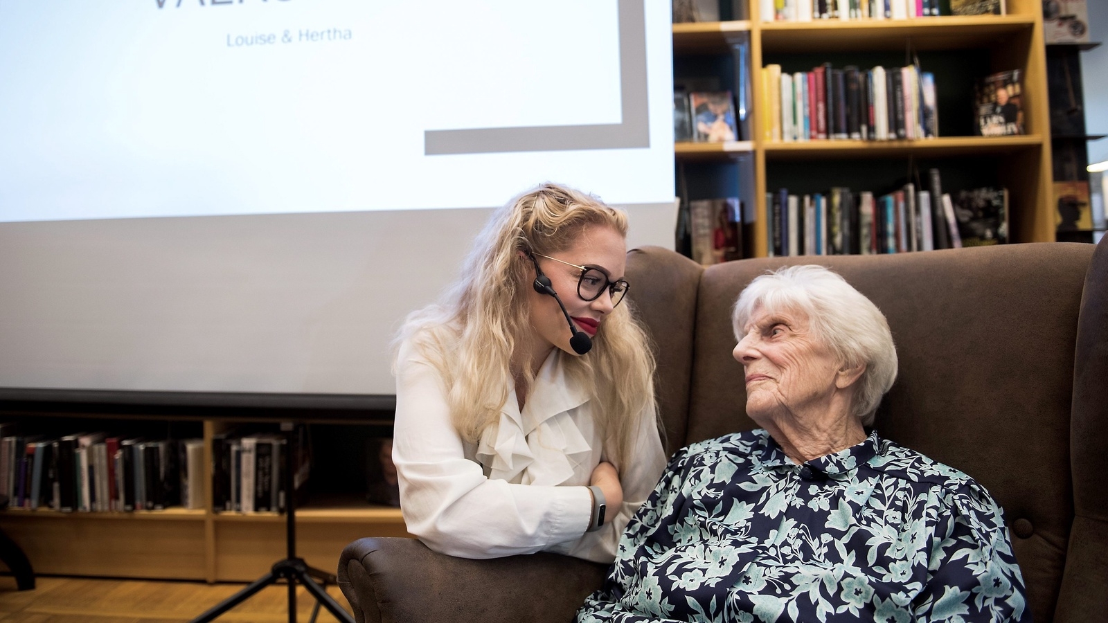 Louise Svensson, 28, pratar med gammelmormor Hertha Larsson, 98, om livet förr och nu i podden. Podd är en egen radiosändning som man kan lyssna på i en dator eller i en smart telefon.                                                                             Foto: Sofia Åström