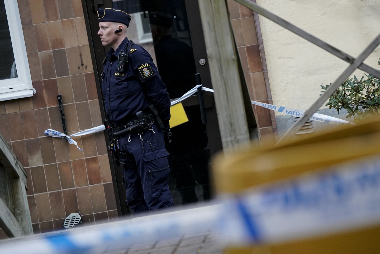 Polis och avspärrningar på platsen för mordet på den 30-åriga mannen i Kristianstad förra året. 
Foto: Johan Nilsson / TT / Kod 50090