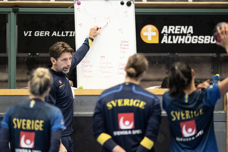 Tomas Axnér lägger upp taktiken på en träning under EM-lägret, inför bland andra Carin Strömberg (mitten) och Jamina Roberts (till höger). Sverige får mycket tufft motstånd i EM, både i det första gruppspelet och i mellanrundan – om man går dit.