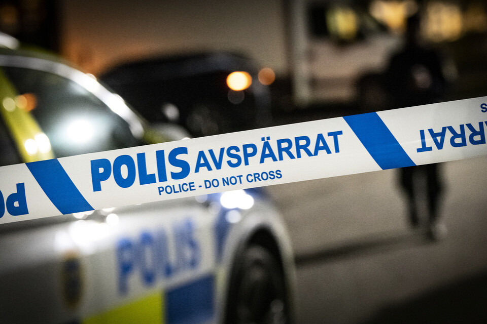 Fem personer har gripits i Hjulsta i nordvästra Stockholm, misstänkta för grovt vapenbrott.