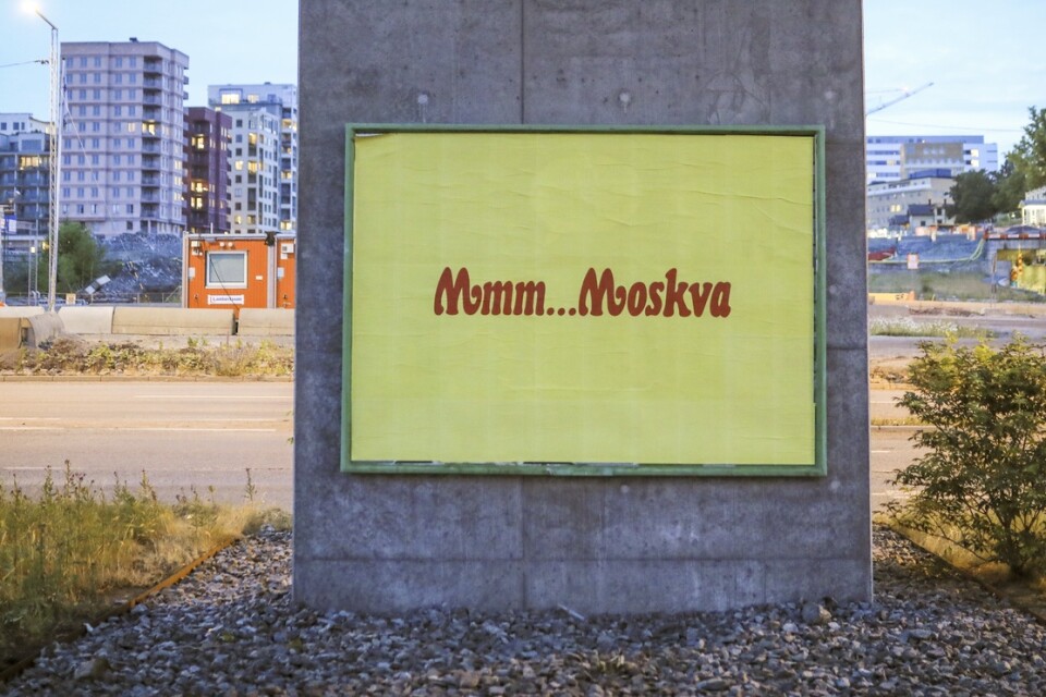 Affisch med texten "Mmm... Moskva" med okänd avsändare i Norrtull i Stockholm. Ukraina har svartlistat livsmedelsjätten Mondelez, som bland annat äger varumärket Marabou. De ukrainska myndigheterna anser att Mondelez bidrar till den ryska krigskassan eftersom bolaget bedriver verksamhet i Ryssland. En rad svenska företag och organisationer har därefter bojkottat Marabou.
