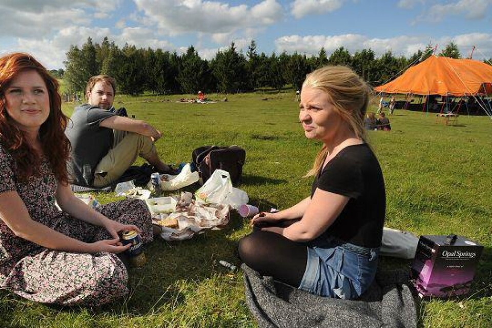 Festivaldags Agnes Söderlund och Jenny Brinck hade picknick i det gröna. Bilder: BOSSE NILSSON