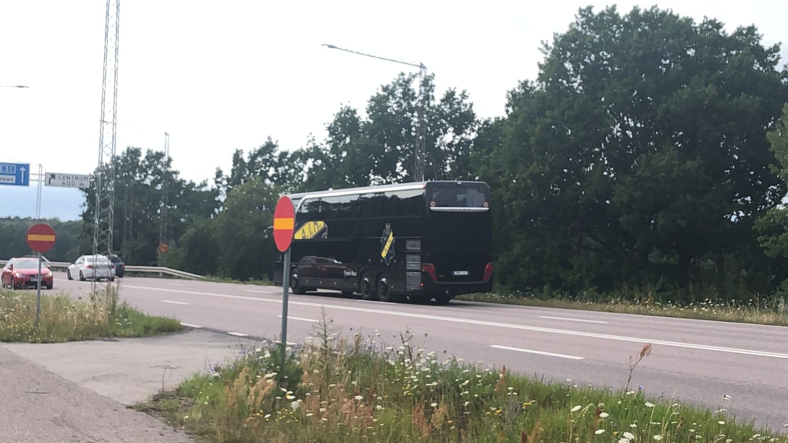 Här är AIK-bussen när den kom över bron.