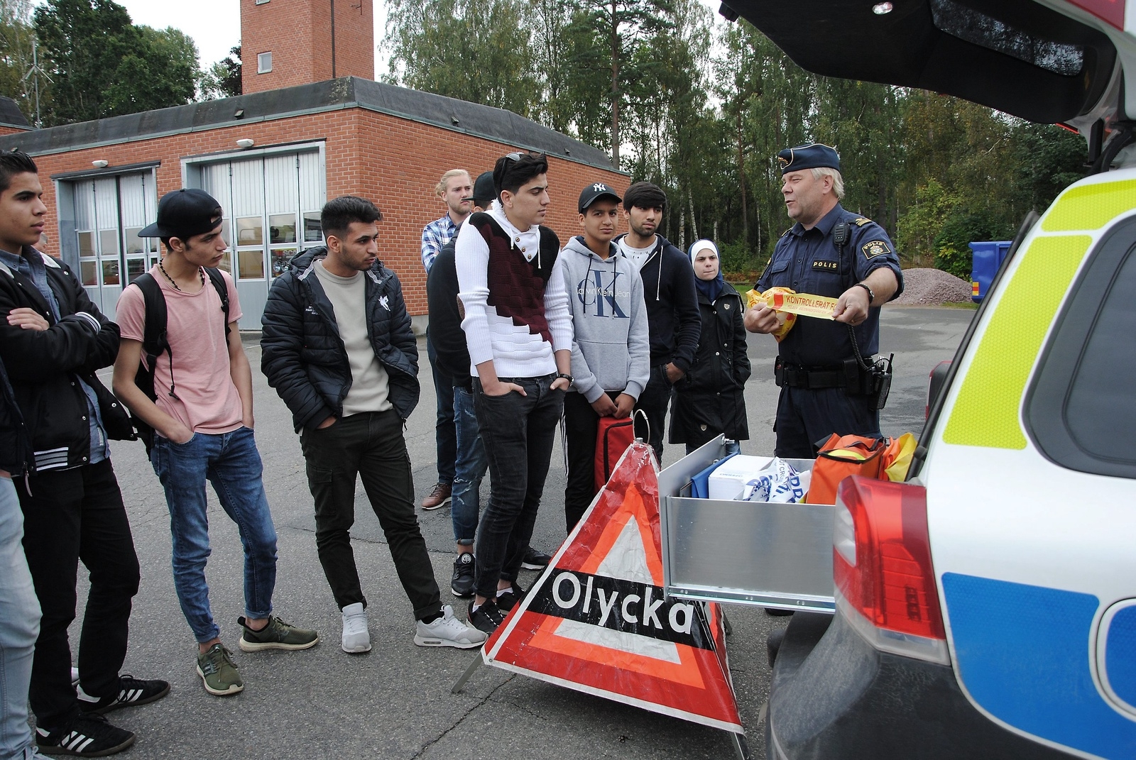 Demokrativandring i Östra Göinge. Rolf Paimensalo visar upp en del av polisens utrustning.