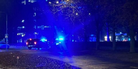 Polis på plats efter att en kille misshandlats vid en busshållplats vid Arenastaden i Växjö.