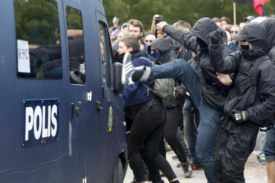De rödgrönrosa sviker rättstaten när de kritiserar polisen.   Foto: Drago Prvulovic