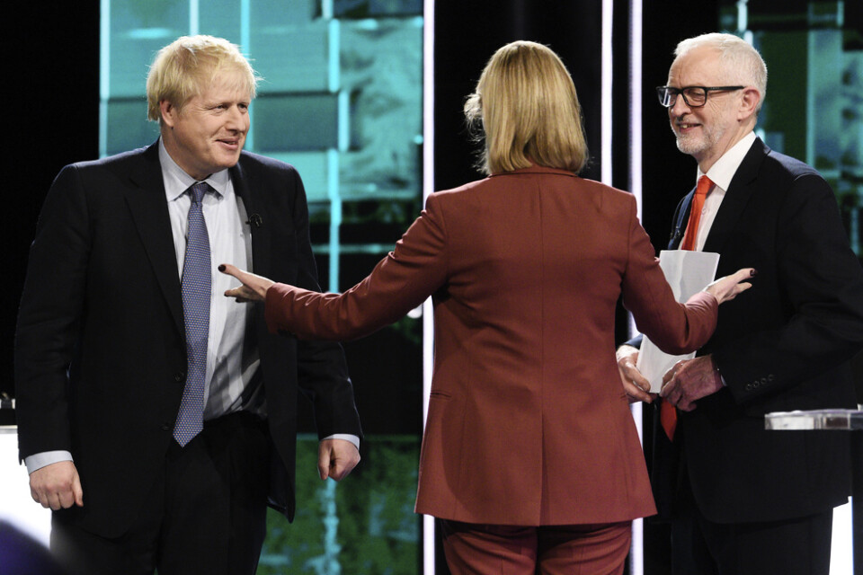 Tories ledare Boris Johnson och Labours partiledare Jeremy Corbyn (höger) möttes i en tv-sänd debatt, ledd av journalisten Julie Etchingham i tv-kanalen ITV. Debatten hölls i Salford, Manchester i England.