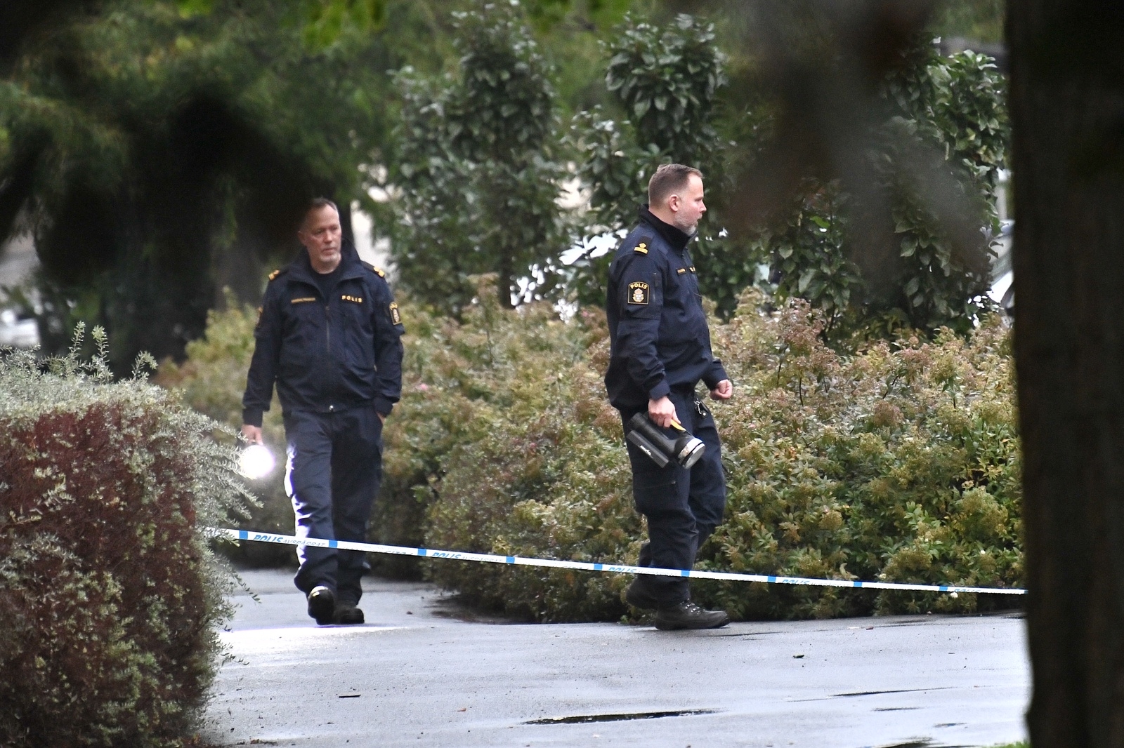 En person har skjutits i Kristianstad. Larmet kom 03.34 och polisen fann en person som var träffad i benet.  En plats i ett bostadsområde har spärrats av. 
Foto: Johan Nilsson / TT